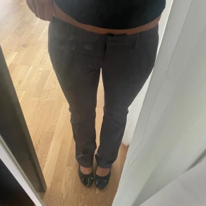 Kostymbyxor - Säljer dessa söta kostymbyxor då de är lite små på mig. Har mycket stretch i sig men skulle säga att de passar bäst på en 34/XS. 