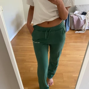 Lxa Mjukisbyxor - Supersköna och fina lågmidjade mjukisbyxor säljs nu pga ingen användning😍🌸💞