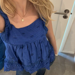 Blå sommartopp - Jättefin blå topp/blus från mango i storlek S. Knappt använd och har inga defekter. Passar troligen även M.💕