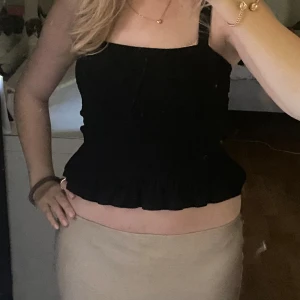 Svart linne med volang - Säljer detta söta linnet från hm med en volang längst ned i storlek S😇