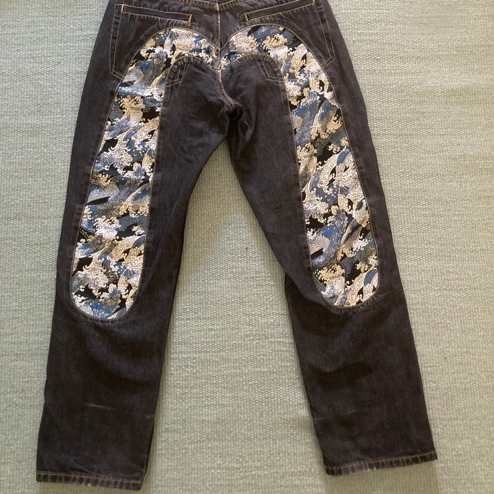 Evisu jeans, bra skick. En liten skråma vid högra fickan. Storlek 29 x 34. Jeans & Byxor.