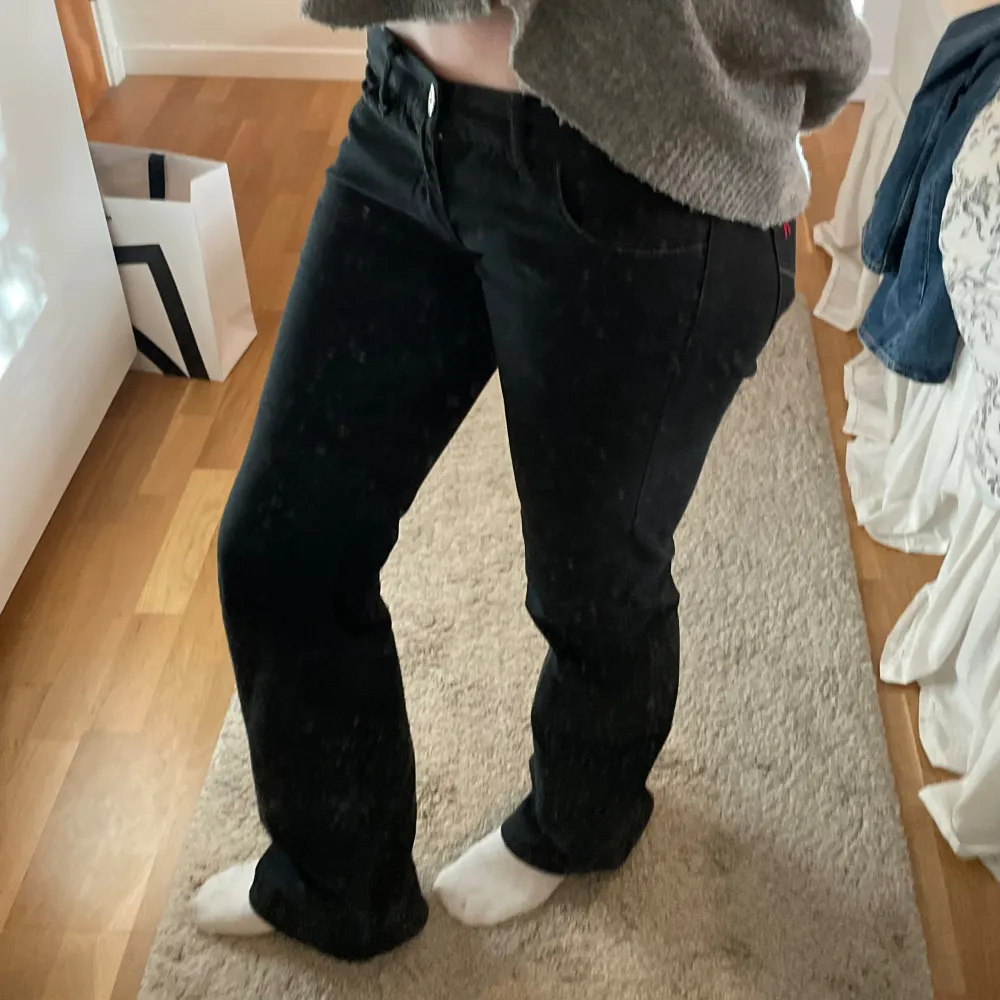 Lågmidjade svarta bootcut jeans från Replay! Jag är 179cm:). Jeans & Byxor.