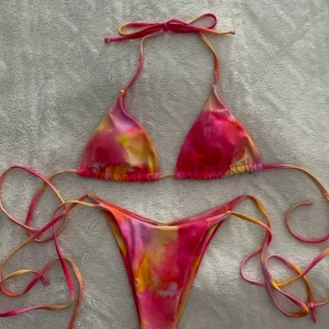 Bikini - Säljer denna bikini från shein! Nypris 130kr sammanlagt, säljer båda delarna för 80kr. Använd en gång så fortfarande i nyskick☀️ Toppen i M och underdelen i S men något små i strl, passar mig som är en xs🫶🏼 Lånade bilder!