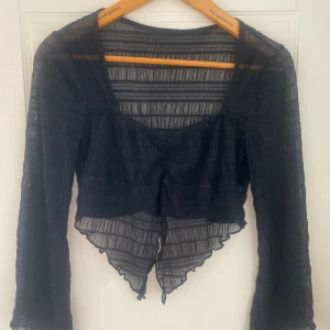 Festtopp - Säljer denna fina festtopp då den ej används längre. Är i storlek S. Är bara att skriva för fler bilder eller om du har frågor💞