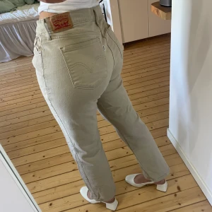 Levis jeans - Levis jeans i beige färg. Modell 505 straight. Storlek W32, motsvarar L. För referens är jag 174cm och brukar ha L i byxor