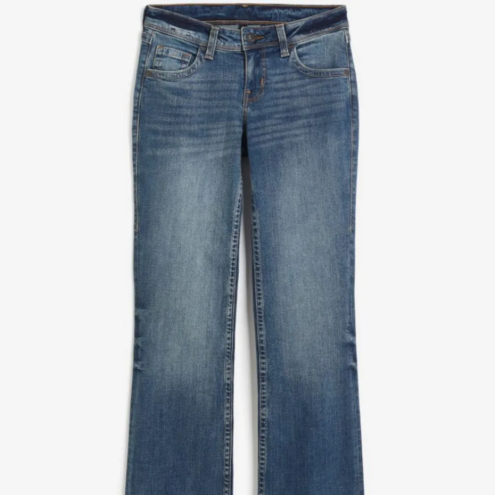 Så snygga jeans som är lågmidjade och bootcut. . Jeans & Byxor.