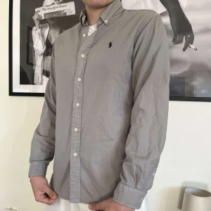 Polo ralph lauren skjorta  - As fet ralle skjorta i toppen skick 9,5 aldrig använd bara testad. Perfekt nu till sommaren. Hör av dig vid funderingar och pris kan diskuteras mvh Mh.sellout🍾