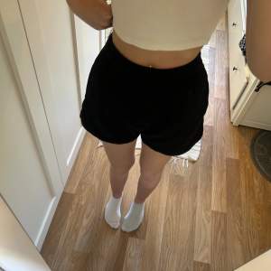 Jättesköna shorts från bikbok💞 går att ha både lågmidjat och högmidjat🫶🏽