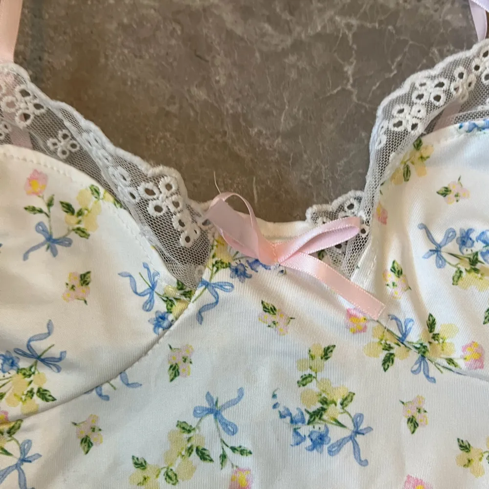 JĂ€tte söt sommar toppđBanden Ă€r knytbara och dĂ€rmed vĂ€ljer du sjĂ€lv hur den sitter!đ Skriv för mer info, pris gĂ„r att diskuteras, köparen stĂ„r för fraktđ. YlĂ€osat.