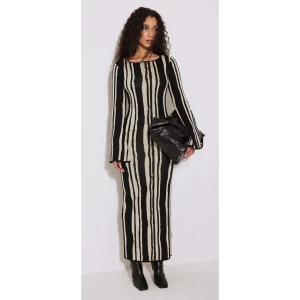 *NY* stickad klänning NA-KD - Stickad HELT NY klänning med prislappen kvar . Nypris just nu 899kr på NA-KD. Aldrig använd🌸 Passar även dig som vanligtvis har storlek Large då jag upplever den lite stor i storleken.