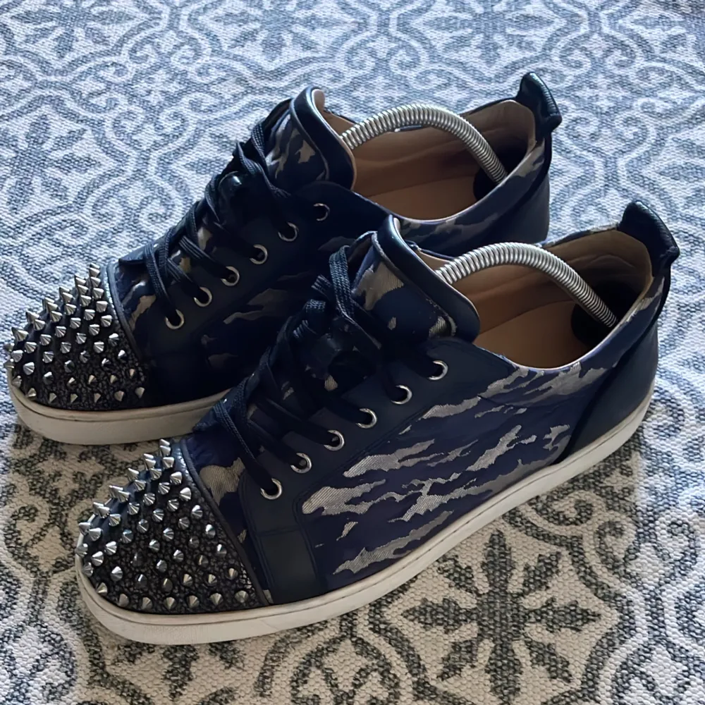 Super snygga och unika Christian Louboutin skor i färg camo med en blandning av marinblått, silver, och svart, tyvärr medföljer inget Og men självfallet äkta mer bilder och så vidare tas i pm. . Skor.