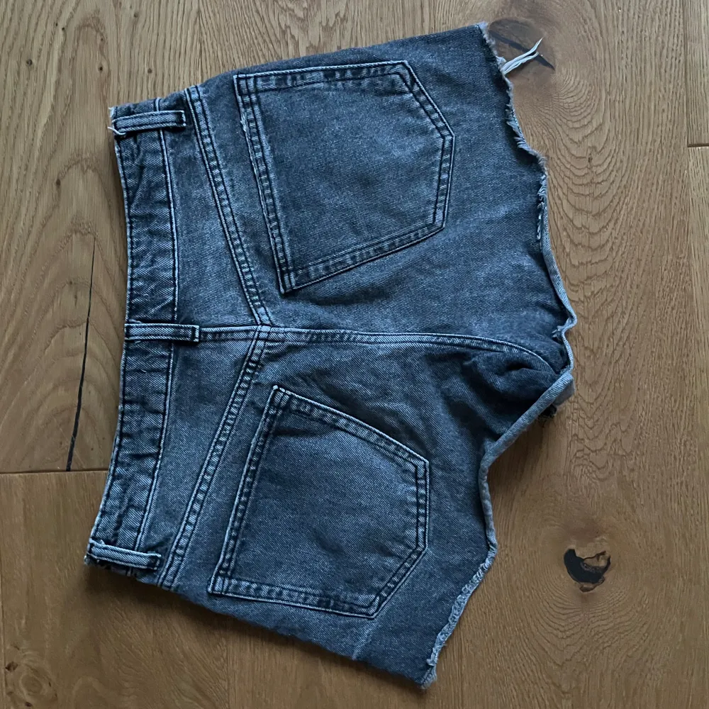 Hejj🤗 jag säljer mina shorts från zara eftersom de är lite för stora, de är endast använda fåtalet gånger!!😋 De är i strl 36 och är mid raise, och passar ungefär s-m😍🙌. Shorts.