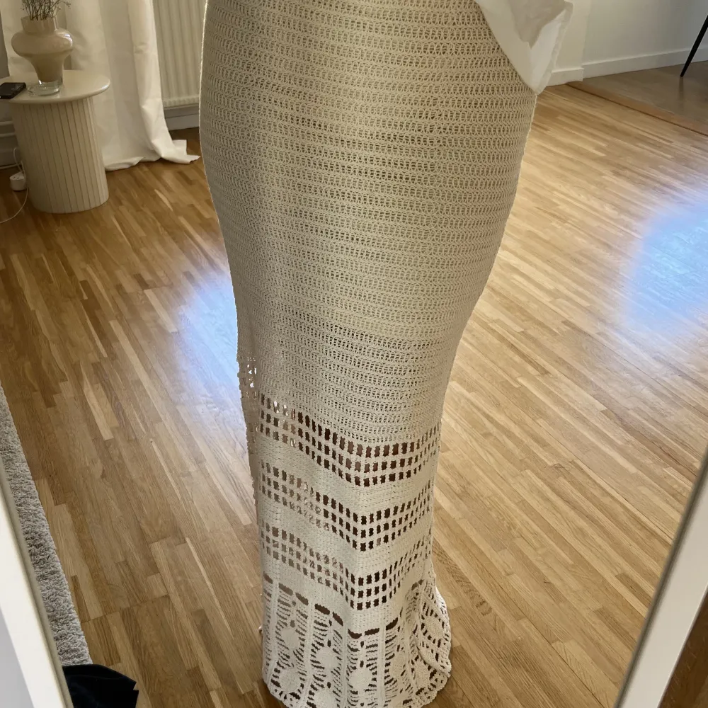 Får tyvärr sälja denna fina kjol från Gina Tricot! Den har tyvärr inte kommit till användning så prislapp är kvar!  Den är köpt för 699:-  slut på hemsidan! Köpt för 1 år sedan. Kjolar.