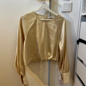 Ljusgul blus - Säljer min ljusgula blus i fint skick ✨ indragning vid magen samt knappar vid händerna💕