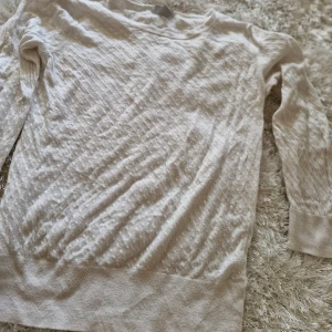 Blus med puffade ärmar  - Vit blus med puffade ärmar i storlek xs bra skicka