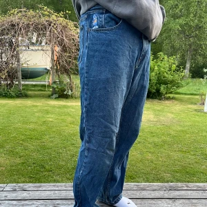 Polar Skate, 93 denim jeans  - Polar Skate, 93 denim jeans från Junkyard i storlek 32x32. Använd ett fåtal gånger, det finns små trådar som har gått sönder (se de sista två bilderna), men syns knappt när byxorna är på. Köpte för 1300kr och säljer för 300kr (skriv för fler bilder)🤍
