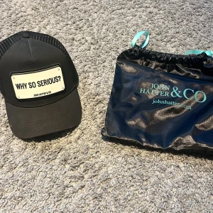 John hatter keps - John hatter keps i plast. Använd i typ en månad men i bra skick