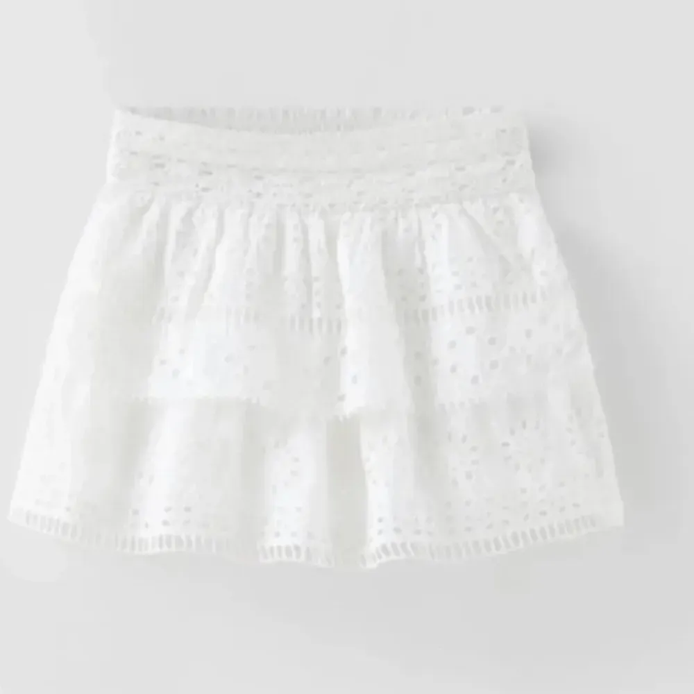 Så söt kjol från zaras barnavdelningen som inte säljs längre, storlek 13-14 men skulle säga att den passar S💞skrevor för egna bilder. Kjolar.
