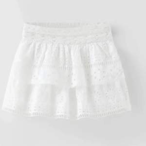 Så söt kjol från zaras barnavdelningen som inte säljs längre, storlek 13-14 men skulle säga att den passar S💞skrevor för egna bilder