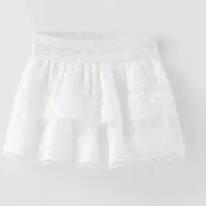 Så söt kjol från zaras barnavdelningen som inte säljs längre, storlek 13-14 men skulle säga att den passar S💞skrevor för egna bilder