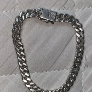 Silver armband, äkta finns stämpel. - Är för stor för min handled så säljer den. Jag Kan gå ne på pris skriv bara.