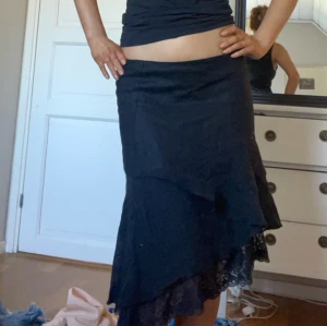 lågmidjad långkjol  - As ball asymmetrisk långkjol med spets längst ner🤩 Inga defekter! Storlek 36 men passar 34 och 38 också❤️ skriv för fler bilder eller frågor