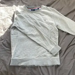 En grå collegetröja/sweatshirt i 7/10 skick. Någon lös tråd men annars väldigt fräsch. St. 170/15 år eller XS i vuxenstorlek.