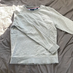 GANT collegetröja - En grå collegetröja/sweatshirt i 7/10 skick. Någon lös tråd men annars väldigt fräsch. St. 170/15 år eller XS i vuxenstorlek.