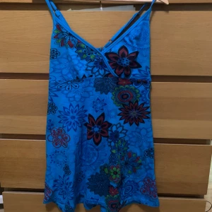 Söt blå klänning  - En jättefin och skön klänning! Den kommer ej till användning därmed säljer jag den. Storlek är XL men skulle säga den sitter som en M. Frakt tillkommer 