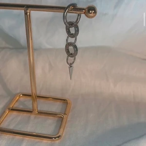 Örhänge - Sjukt snygga örhängen Köp för 99kr/st  Eller  185kr/par  Finns i guld också Modell 094