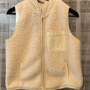 Teddy väst  - Väst i Teddy material Använd fåtal gånger och väldigt fin färg.