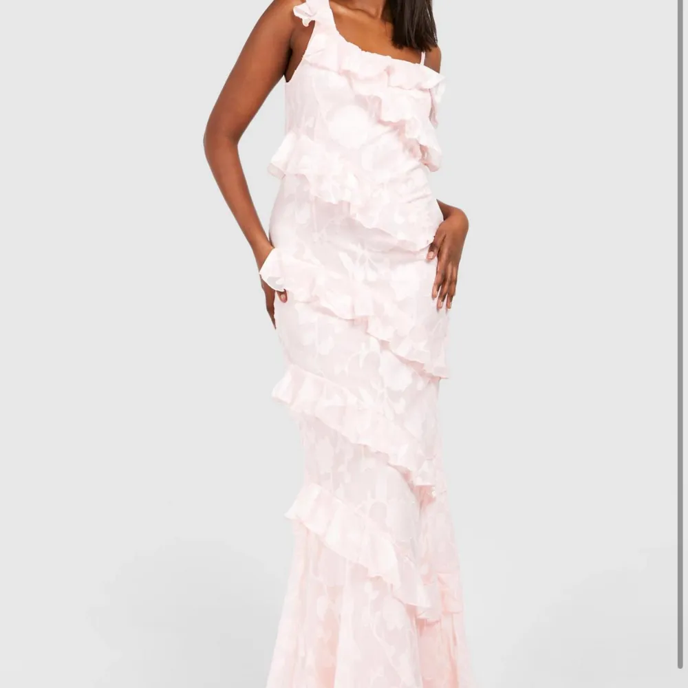 Rosa balklänning från boohoo i storlek 38 men liten i storleken. Den är aldrig använd så har prislappen och allt kvar. Slutsåld på hemsidan.. Klänningar.