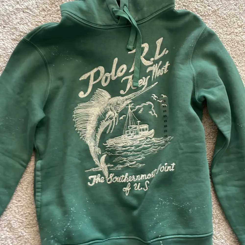 tja! säljer nu mina sjukt sällsynta polo hoodie! helt ny med tags på, nypris 3200 mitt pris endast 2400, skriv om du har någon fråga// armadiosell. Hoodies.