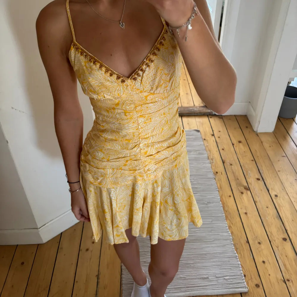 En supersöt klänning från Zara!! Använd en gång, superbra skick Skriv för flera frågor 🌸. Klänningar.