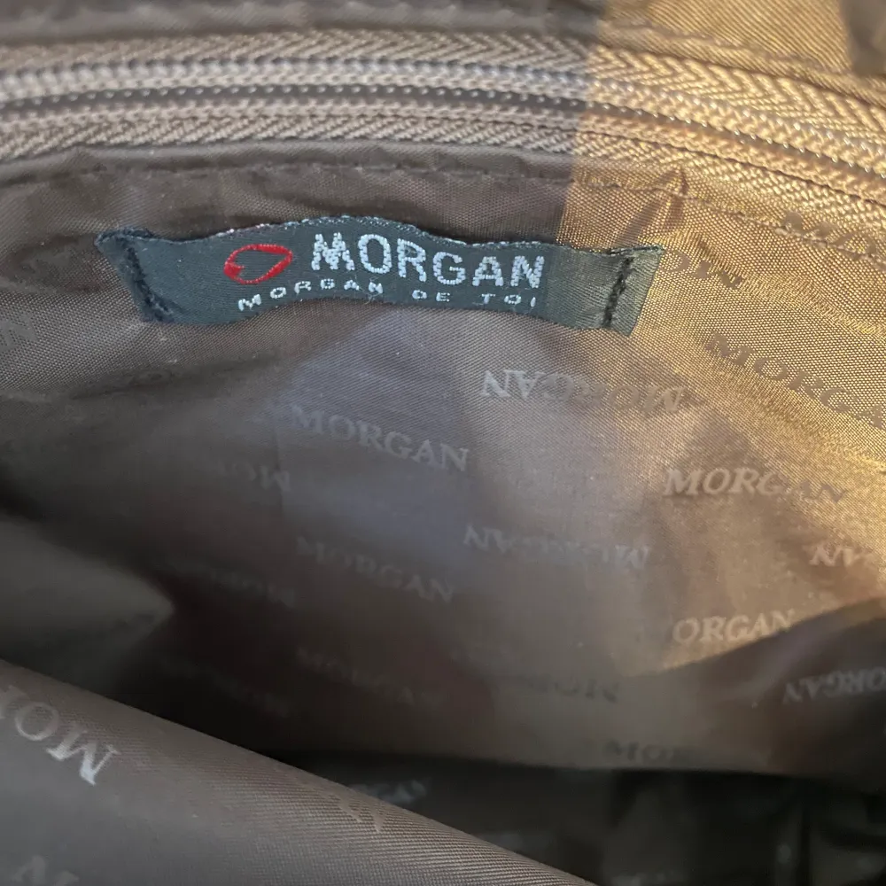 Toteväska från Morgan De Toi inkl liten väska som sitter fast, med dragkedja. Förslutning knapp. Ett fack på insidan med dragkedja. Fint skick!. Väskor.