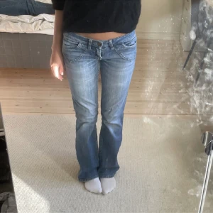 Lågmidjade bootcut jeans - Midjemått: 79 cm, Innerbenslängd 85 cm💕