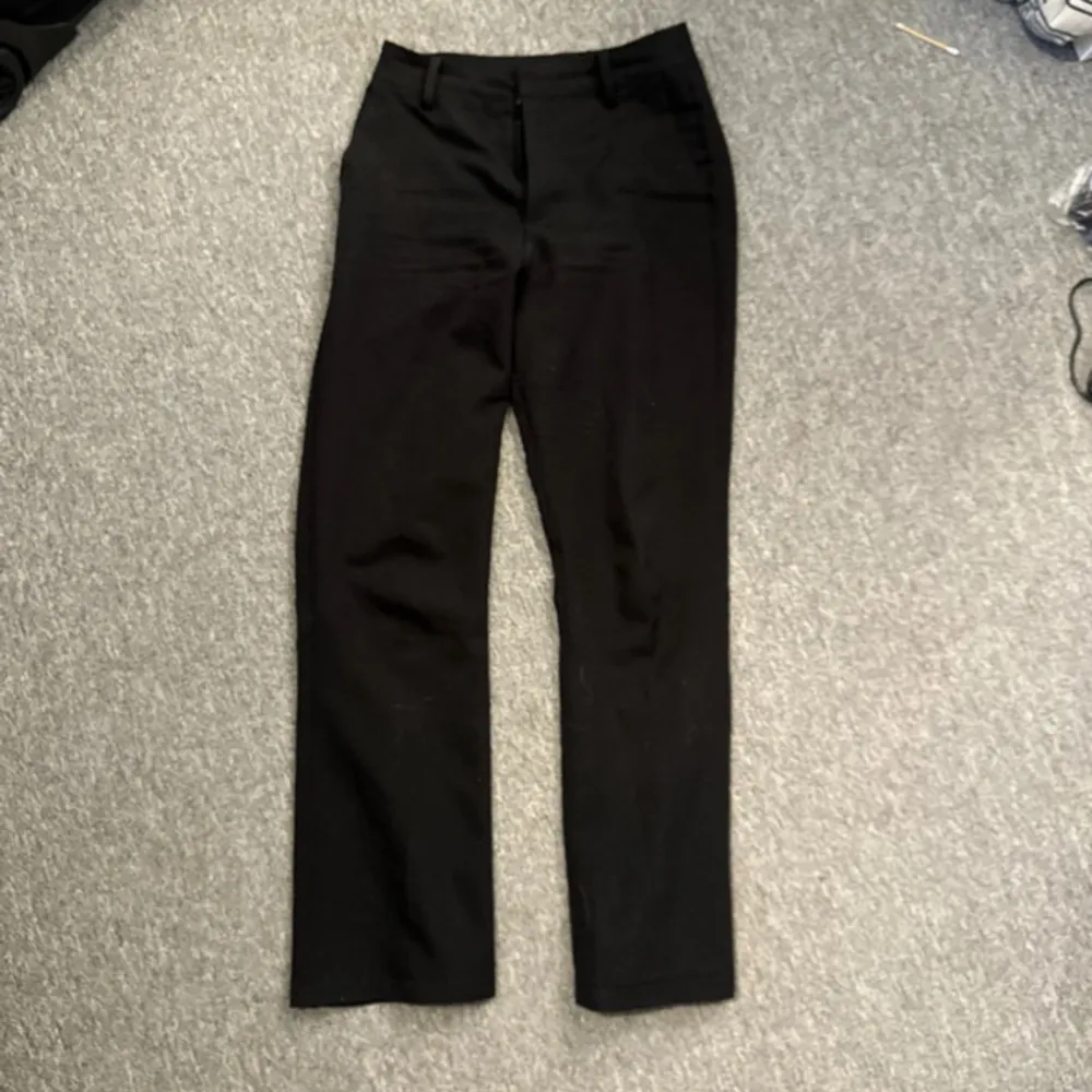 Svarta kostymbyxor från bikbok i storlek 34, använder inte längre pga för små. Jeans & Byxor.