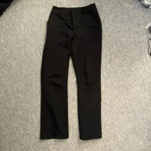 Svarta kostymbyxor från bikbok i storlek 34, använder inte längre pga för små