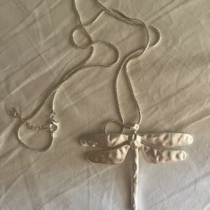 Trollsländehalsband   - Säljer detta jätte fina trollsländehalsbad💕 De är i rostfritt stål 🫶🫶