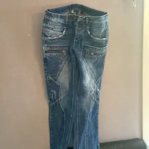 Blåa jeans men snygga detaljer. Använda ett få tal gånger så därför säljer jag dom. Passar både tjej och kille.  Ordinarie pris 499 Nuvarande pris kan diskuteras. 