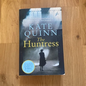 The Huntress - Hej hej! Säljer The Huntress av Kate Quinn. Jag har själv köpt den second hand så därav är den ganska sliten. Kan absolut skicka fler bilder om det önskas! 