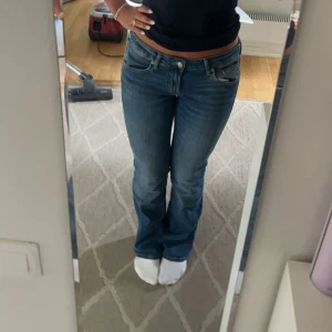 Blåa lågmidjade bootcut jeans - Jag säljer mina älskade jeans från zara som inte finns att köpa längre då jag har flera liknande par. De är köpta i somras och är i bra skick. Passar på mig som brukar ha 36 men skulle också passa 38. Skriv för bilder/frågor!🥰