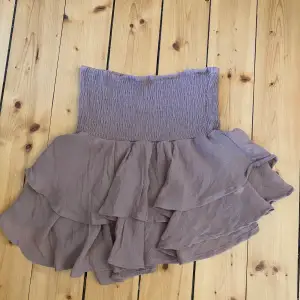 Super söt kjol som är perfekt nu till sommaren!☀️Man kan även ha den som en topp🥰