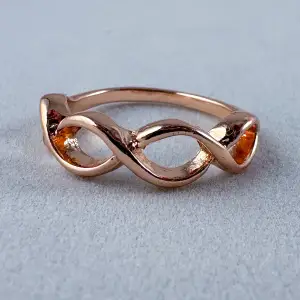 En ring i rostfritt stål med en diameter på ca 18 mm