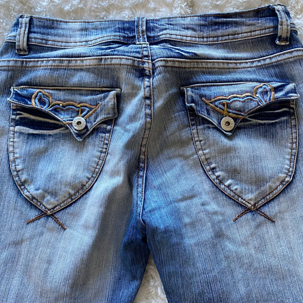 Coola bootcut jeans. Lite upptrampade där bak.. Jeans & Byxor.