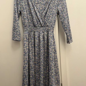 Klänning mönstrad - Mycket fin klänning från Vero Moda strl s. Använd ett fåtal gånger. Finns på Östermalm men kan skickas mot fraktkostnad 