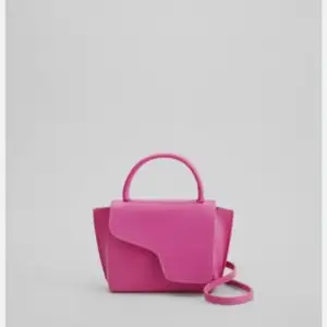 Jätte trendig rosa atp minibag!!💕Använd fåtal gånger och alltså jätte bra skick!!🤗