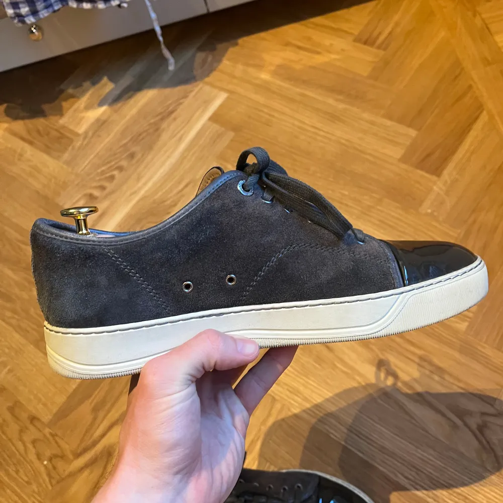 Sneakers Märke: Lanvin Färg: Mörkgrå Storlek: UK 7 (EU 41) men passar 42-43. Skor.