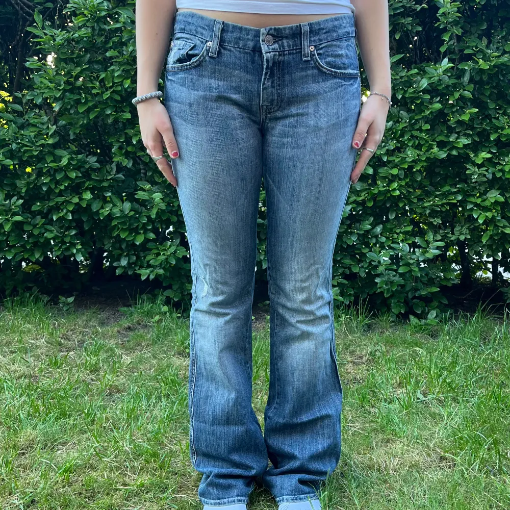 Lågmidjade bootcut vintage jeans💗 Midjemåttet rakt över är 42cm och innerbenslängden är 81cm. Modellen är 162cm.  Frågor är varmt välkomna💗 Mer liknande på profilen‼️ 188 A11. Jeans & Byxor.