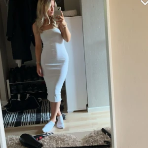 Svart tubklänning - Säljer denna tublänning fast i svart från Gina! Andvänd 1 gång💞